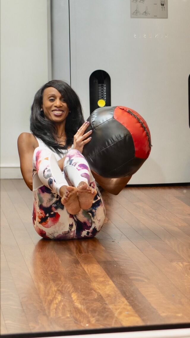 While getting ready for the holidays, I’m changing up my exercise routine and utilizing medicine balls in my workout.
My favorite exercises are
Squat throws
Ball slams
Toe taps

More exercises to come!
#drmaggiecadet 💜